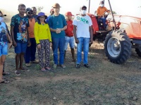 29 Gruppe mit einem von uns gestifteten Trecker 2